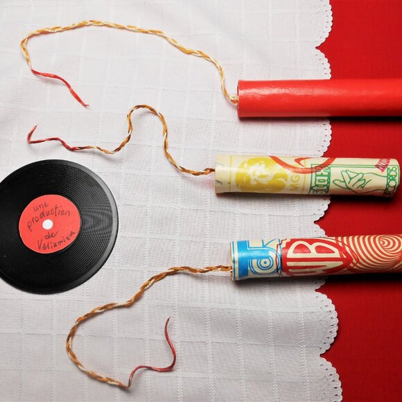 Portable and artistic belt made of cardboard dynamite sticks and posters - Picture 15 of 16